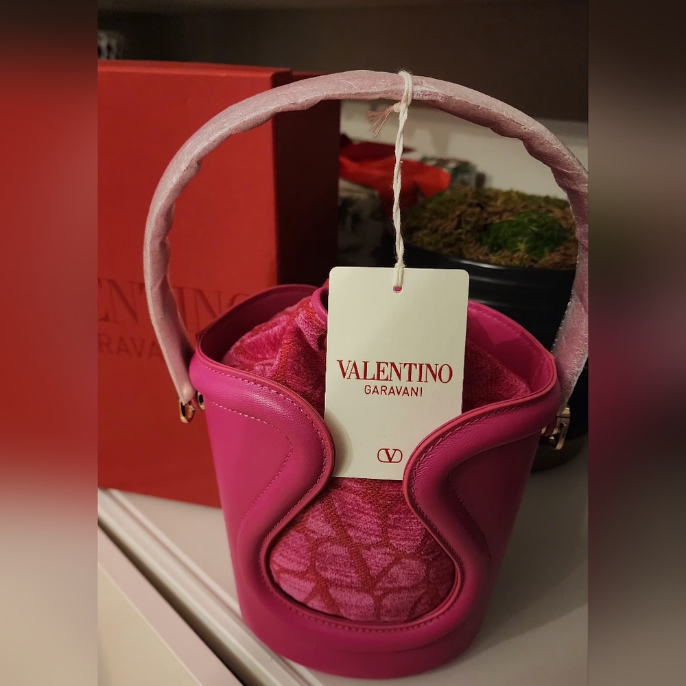Valentino Garavani Fuchsia bucket Bag